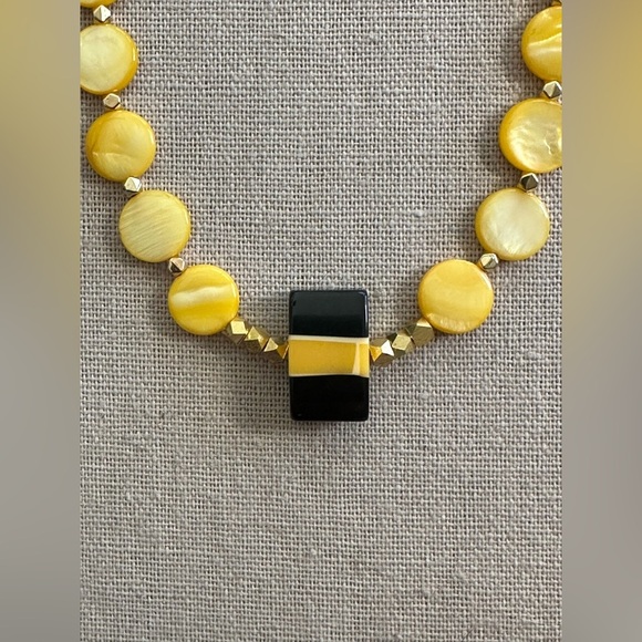 20 inch Mother of Pearl coin bead necklace NWOT - Picture 8 of 12